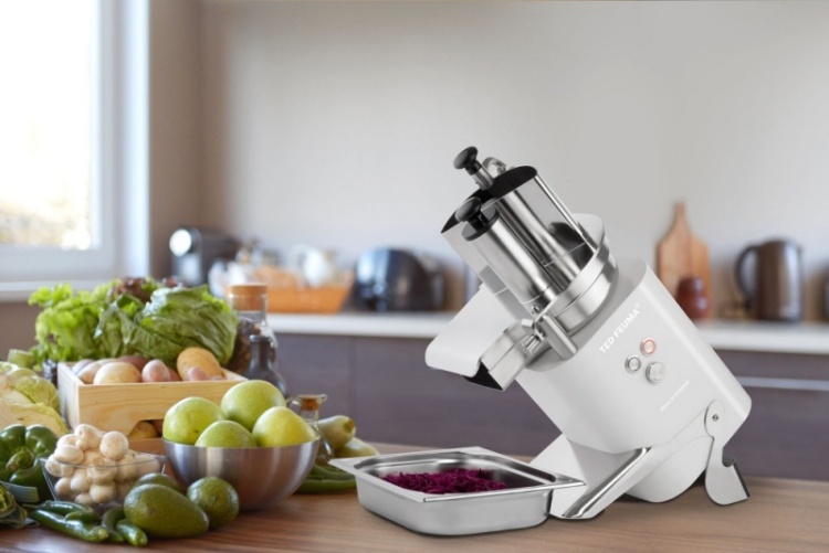 TED FEUMA in Weiß mit Schüssel in einer Küche